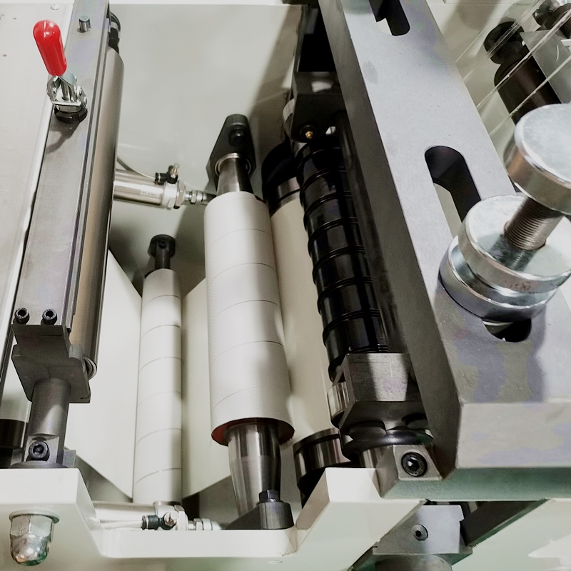 La Chine pas cher prix papier thermique étiquette vierge de découpe rotative machine de rebobinage de découpe